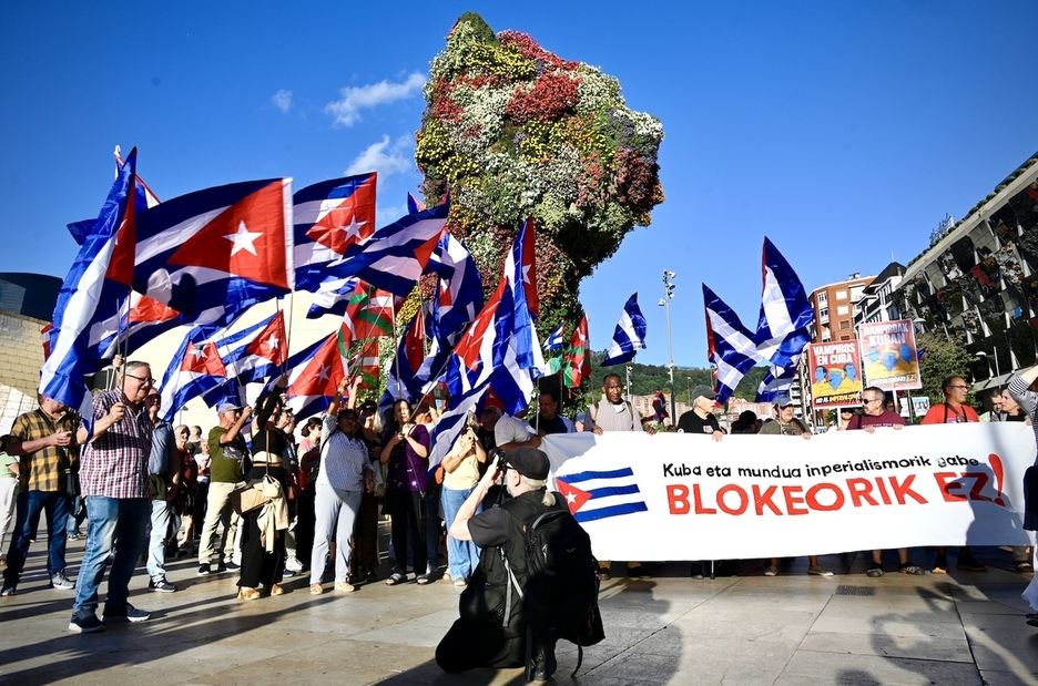 Banderas al viento para denunciar el bloqueo ante el Guggenheim de Bilbo. Banderas al viento para denunciar el bloqueo ante el Guggenheim de Bilbo.