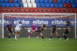 Las azulgranas intentan evitar que el remate de Lauri llegue a la portería en el partido de Liga F entre Eibar y Badalona.