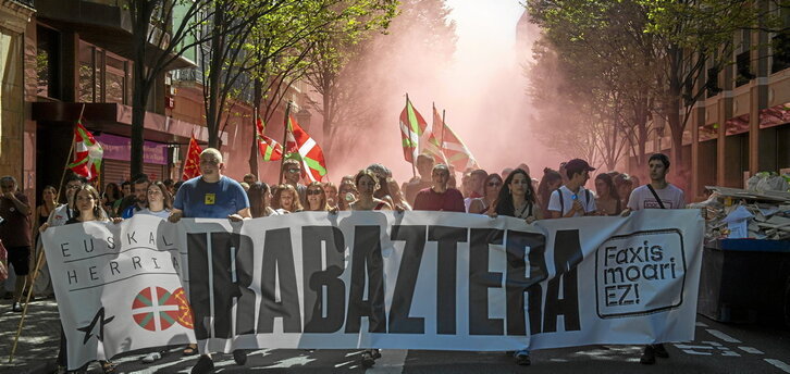 Oihuz eta aldarrikapenez bete dituzte Donostiako kaleak.