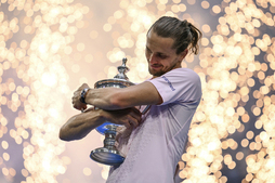 Zverev abraza el trofeo conseguido ‘a domicilio’.