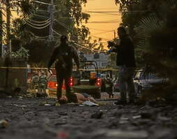 Militares custodian un cuerpo tiroteado en una colonia de Culiacán.