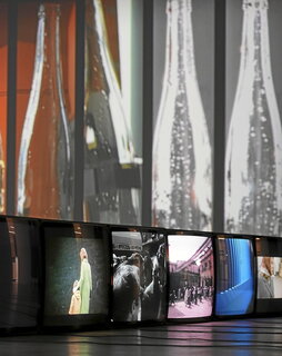 La exposición «El efecto Harun Farocki», sobre el artista, cineasta y ensayista, concluye en  la Sala Kubo de Donostia el domingo 27.