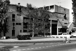 Boilerfabrik eraikinean, fabrikak beheko solairua hartzen du, eta bizilekua eta lorategia teilatuan daude.