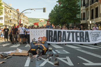 La marcha de Ernai llega al Boulevard, con la figura el rey español ya rota en el suelo.