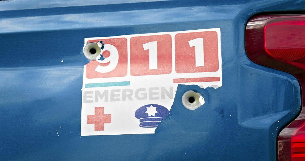 Patrulla de emergencias con dos balazos. (Armando Quiroz)
