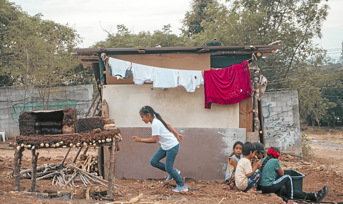 Desplazados por la violencia juegan en un campamento. (Armando Quiroz)