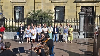 Participantes en la ofrenda floral a víctimas del franquismo en Donostia.