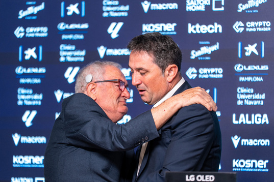 Sabalza y Braulio se han fundido en un emocionante abrazo.