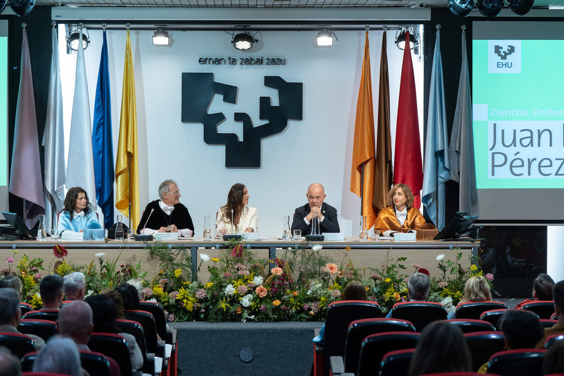 Ixone Fernandez de Labastida, Joxerramon Bengoetxea, Bakartxo Tejeria eta Leire Garmendia, Juan Ignacio Pérez Iglesiasi adi.