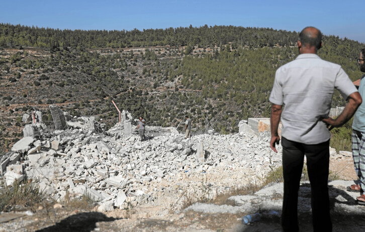 Tropas israelíes con maquinaria pesada derribaron una vivienda palestina en Battir, cerca de Belén.