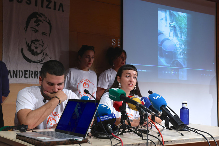 Integrantes de la plataforma Justizia Anderrentzat, en la comparecencia.