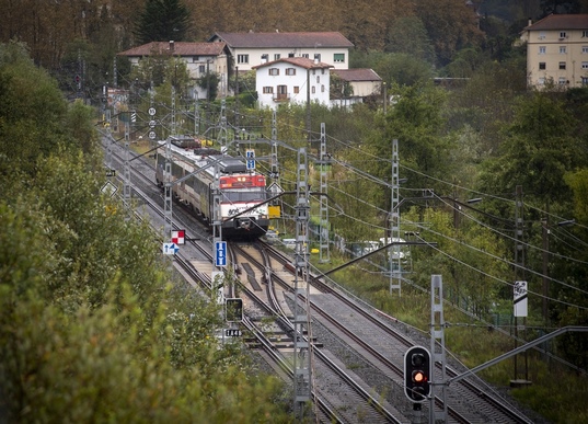 Un tren pasando por Martutene, Donostia