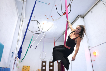 Gloria Peón posa en Espacio de Circo Dantzala de Ibarrekolanda.