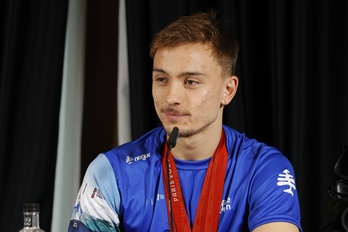 Iñigo Llopis Pariseko Jokoetatik bueltan dominak lepoan dituela.