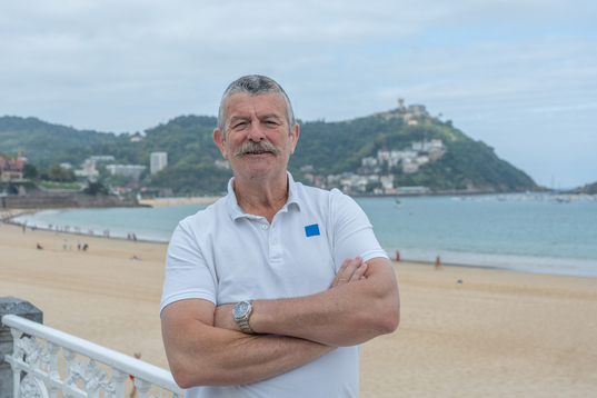 Javier Blanco posa ante la playa de La Concha, su campo de entrenamiento cuando era jugador del Fortuna.