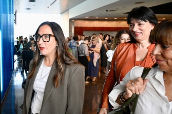La consejera Pedrosa, llegando a la reunión con cientos dedirectores de centros educativos el pasado viernes en el BEC.