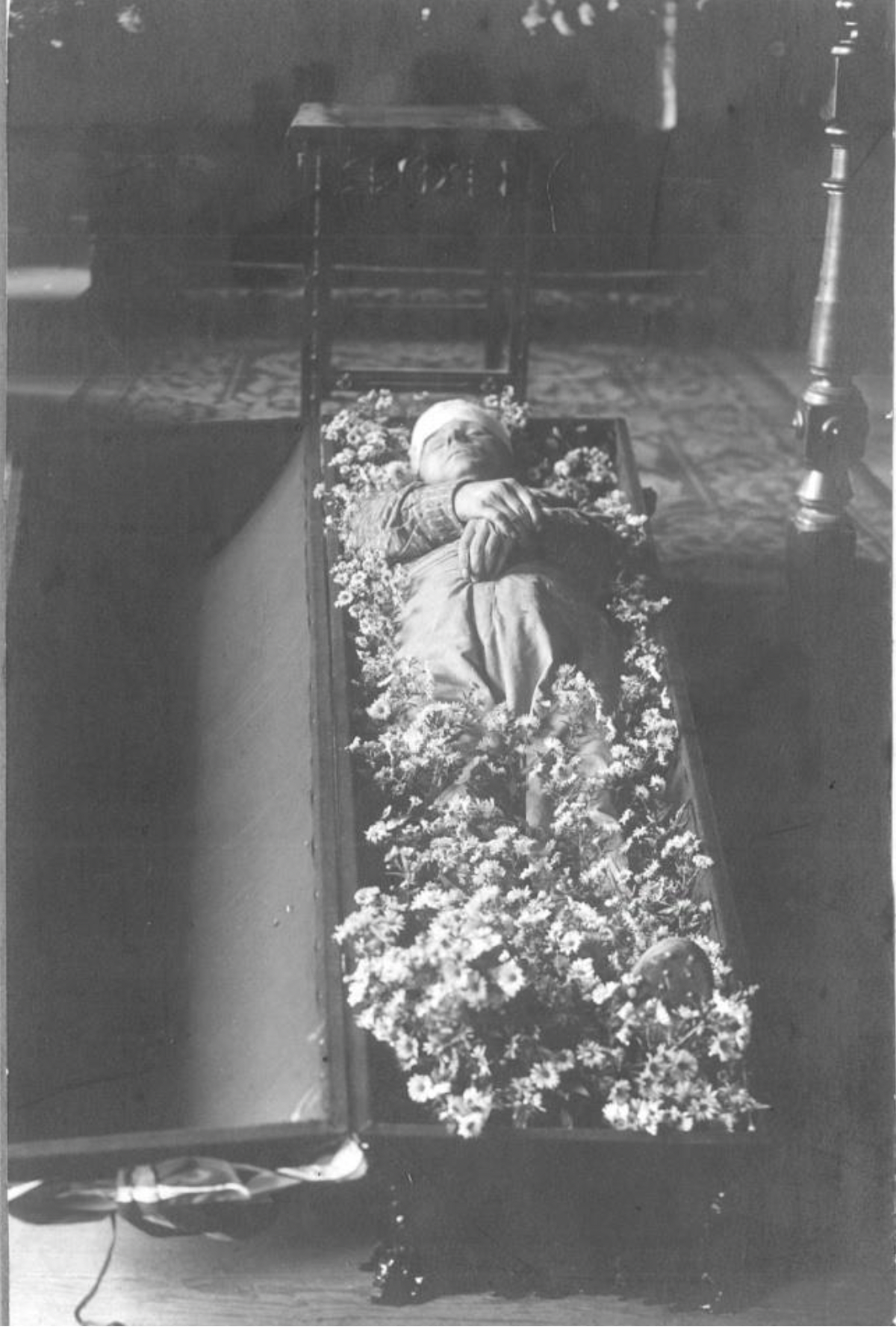 Capilla ardiente de Claudio Olabarri en el Ayuntamiento de Arrigorriaga. (NAIZ)