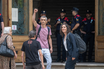 Roger Español levanta el puño poco antes de entrar a declarar en la Audiencia de Barcelona.