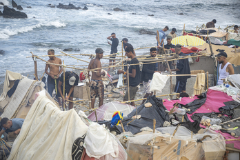 Migrantes se agolpan en una playa de Ceuta.