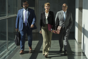 María Chivite, flanqueada por el vicepresidente Remírez y el consejero Chivite.