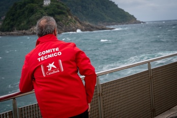 Un miembro del comité técnico el pasado 25 de julio en Donostia.
