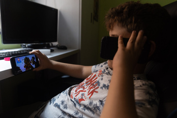 La futura Ley de Infancia de la UE prohibirá el acceso a redes a menores de 13 años.