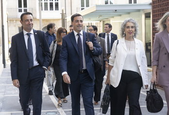 Imanol Pradales llega al Parlamento, con los consejeros Mikel Torres e Ibone Bengoetxea.