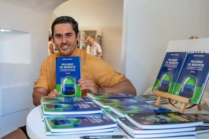 El periodista Fonsi Loaiza con ejemplares de libro recientemente publicado ‘Peligro de muerte. Los gobiernos de derechas y las víctimas de su gestión’.