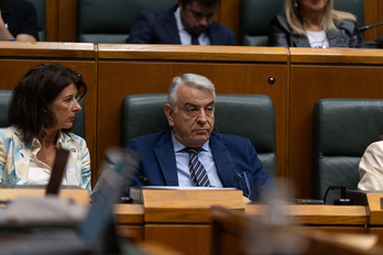 PPko Laura Garrido eta Javier de Andres, Pradalesen hitzaldia entzuten.