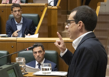 Pradales y Díez Antxustegi atienden el discurso de Otxandiano