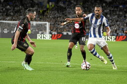 Yangel Herrera trata de marcharse de Kluivert, autor del primer gol del Bournemouth.