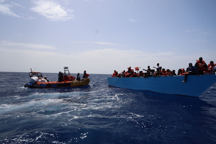 El barco Geo Barents rescata una embarcación con migrantes en el Mediterráneo, en imagen de archivo.