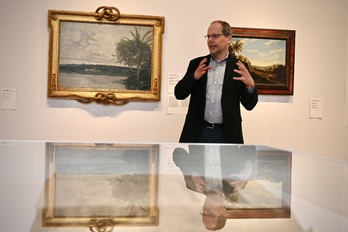 Gabriel Pérez Barreiro, director del Museo de la Universidad de Nafarroa, ante algunos de los cuadros. 