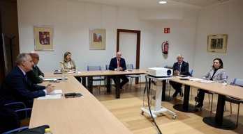 Reunión de la Comisión de Control y Transparencia, con su presidente, Enrique Lucas, a la izquieda.