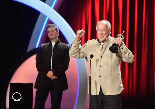 Werner Herzog, feliz, tras recibir el Premio Donostia de manos de Orlando Bloom este viernes.