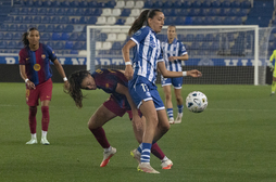 Andrea Gómez intenta controlar el balón, presionada por Carolina, en el partido de Liga F entre Alavés y Barcelona.