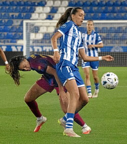 Andrea Gómez intenta controlar el balón.