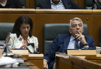 Javier de Andrés durante el Pleno de Política General en el Parlamento de Gasteiz.