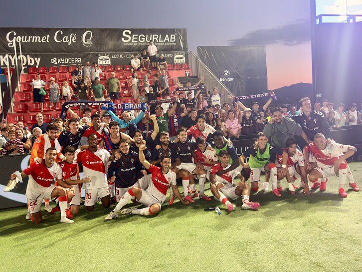 Los armeros celebran la victoria sobre el césped del Pepico Amat.