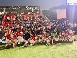 Los jugadores del Eibar celebran la victoria contra el Eldense en el Pepico Amat.