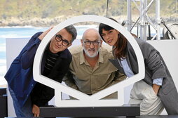 Romero, Cámara y Cuesta, posando para los medios gráficos, ayer en Donostia.