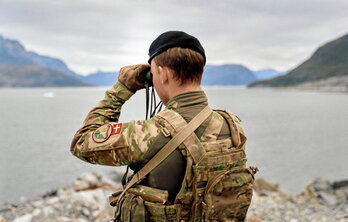 Soldado danés durante los ejercicios de entrenamiento en Antenneparken, en Nuuk, capital de Groenlandia.