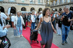 Alfombra roja desplegada por KAS ayer en Donostia.