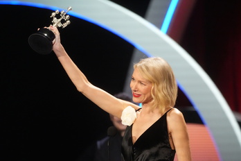 Naomi Watts recibe el Premio Donostia ante un Kursaal en pie. 