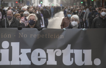 «Investigar», un imperativo pendiente, reflejado en esta marcha en Iruñea de personas torturadas, en 2021.