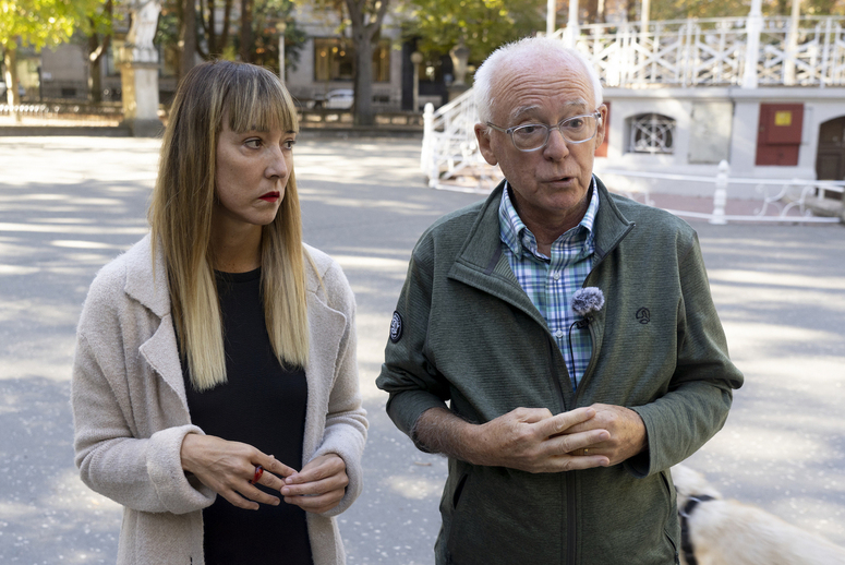 Bego Atxa eta Joseba Azkarraga Sareren bozeramaileak, igande honetan Gasteizen.
