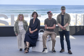 Los actores Elli Sara Valkeapää, Vincent Niia y Andte Gaup-Juuso junto a la directora Amanda Kernell, vestida de negro.