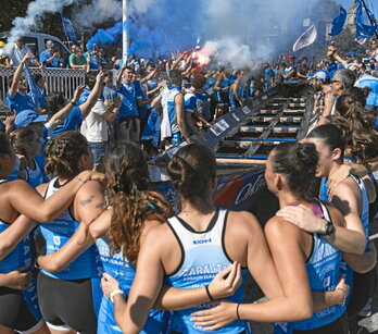 Las dos tripulaciones de Zarautz celebran sus respectivos ascensos con su afición.