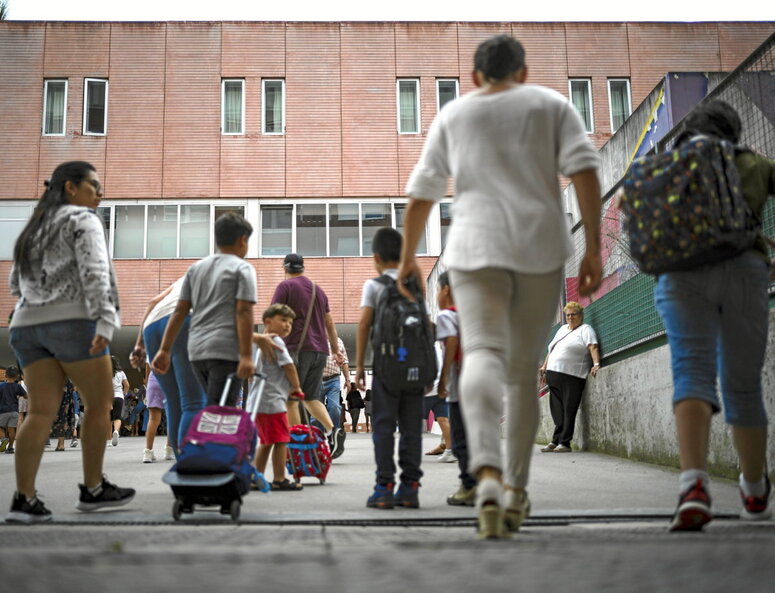 Imagen de archivo de alumnos entrando a la escuela Txomin Aresti de Leioa.