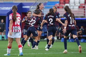 Del Álamo celebra con sus compañeras el gol de la victoria del Eibar contra el Athletic en Ipurua en Liga F.